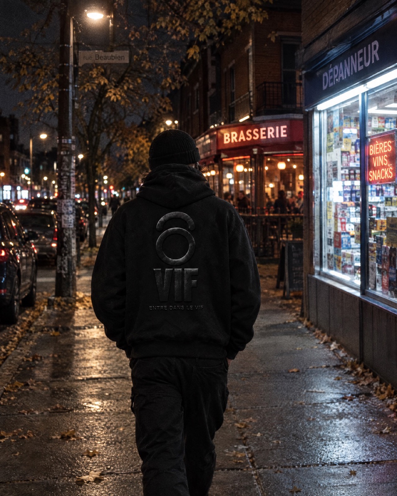 Un représentant marche seul la nuit